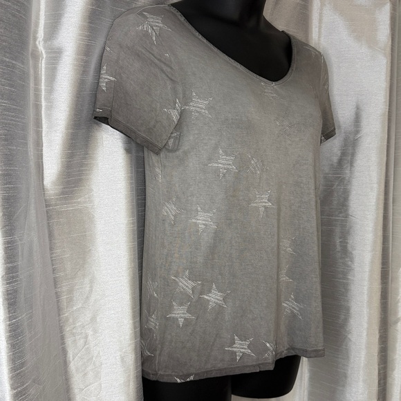 Cable & Gauge Gray White Stars Wide V Neck Women’s M Short Sleeve High Low Tee - Picture 3 of 8